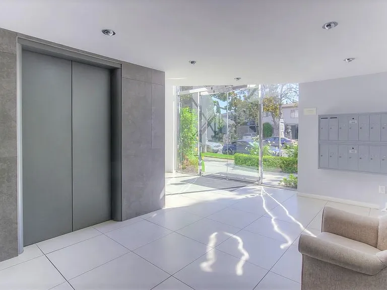 221 S Doheny Drive — Photo 4