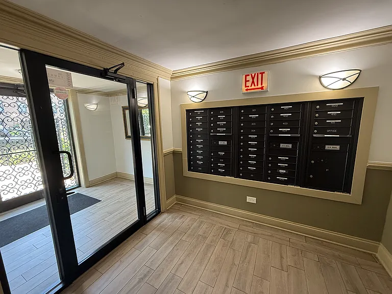 University Manor Apartments — Photo 7