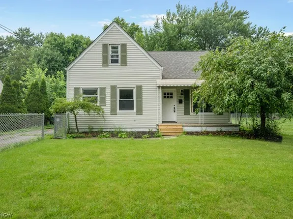 1146 Packard Dr, Akron, OH 44320