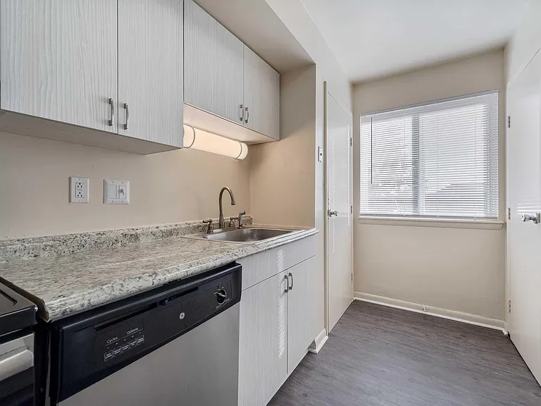 Windsor Hills Apartments — Photo 40