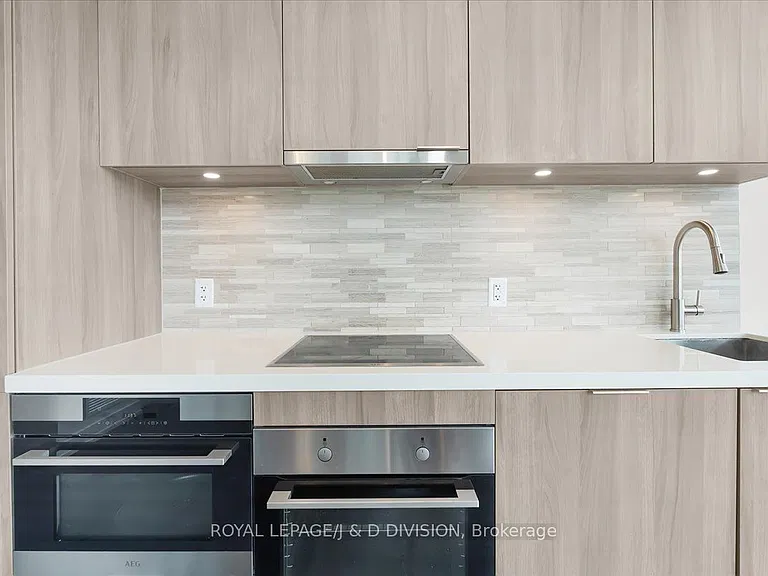 158 Front St E #1018 — Photo 10