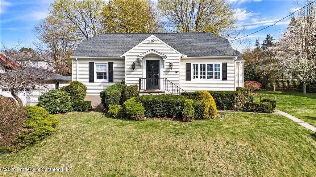 131 Arnold Ave — Photo 1