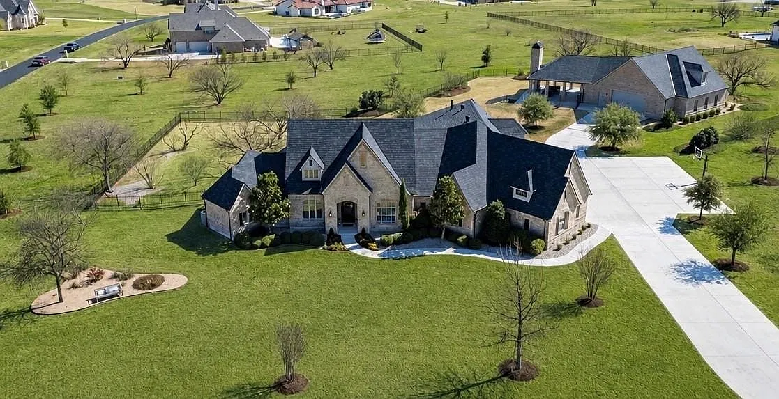 5 bed, 5.0 bath, 4754 sqft, $10,000 — Photo 1