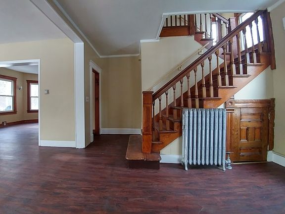 5th image of 42 Parkwood St