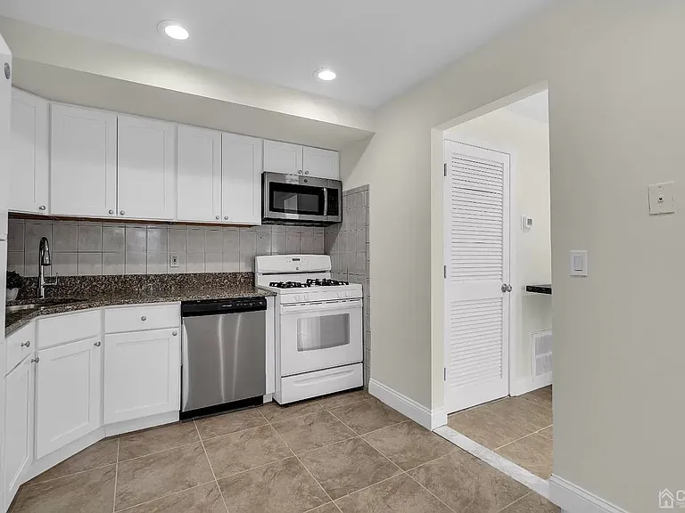 134 College Dr — Photo 3