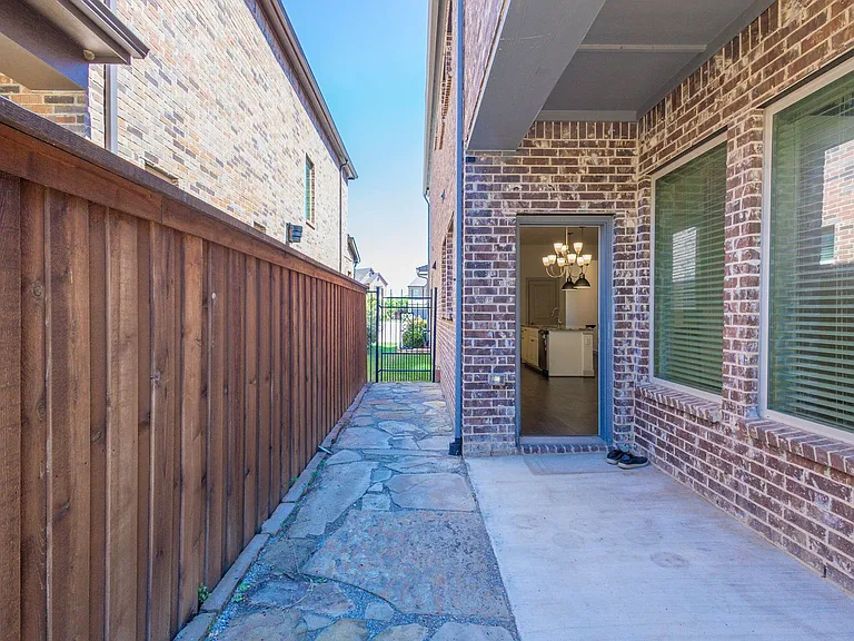 6337 Saddlebrook — Photo 37