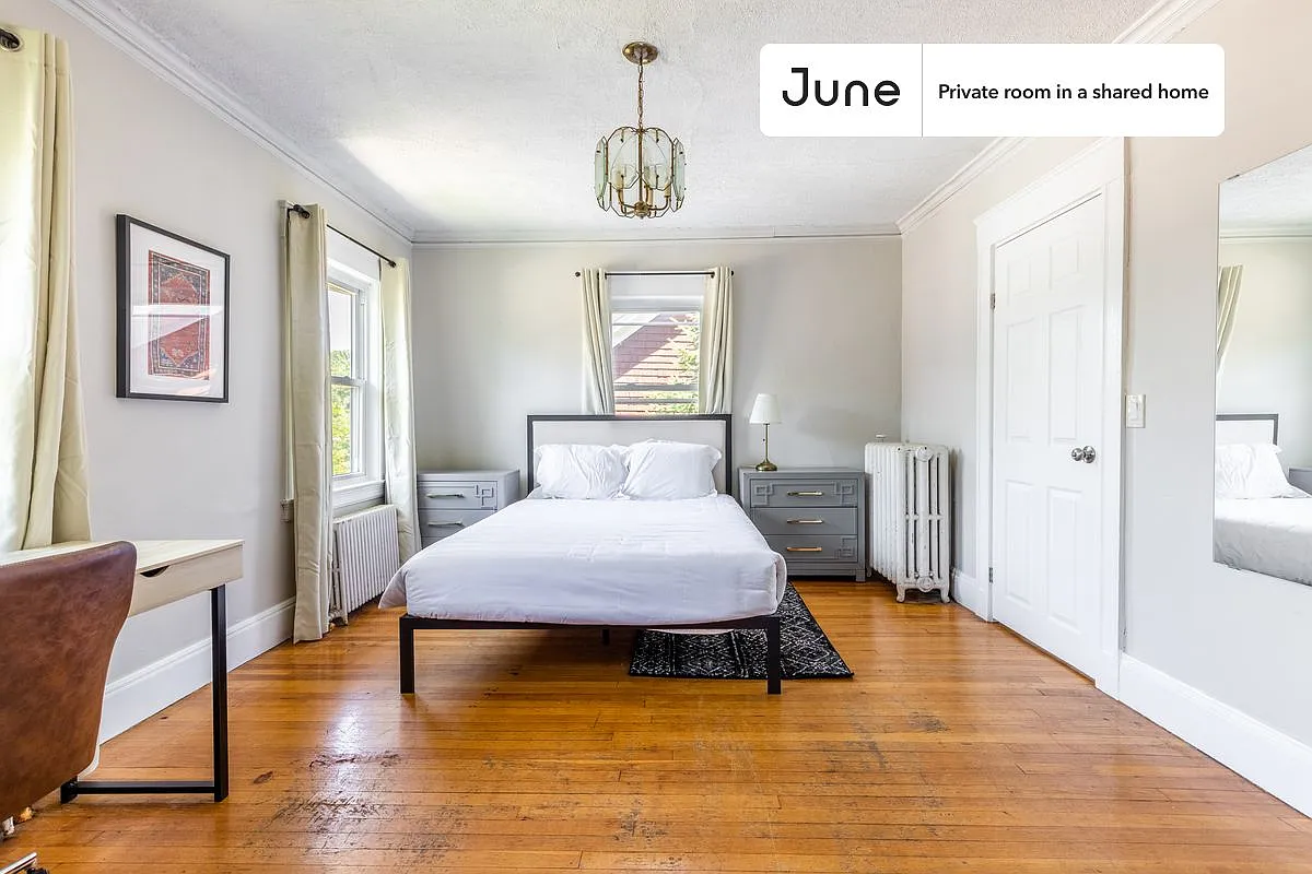 Queen bedroom in 9 bed/2 bath home in Brighton #1341 C — Photo 2