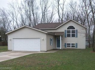 107 Glenview Dr, Fennville, MI 49408