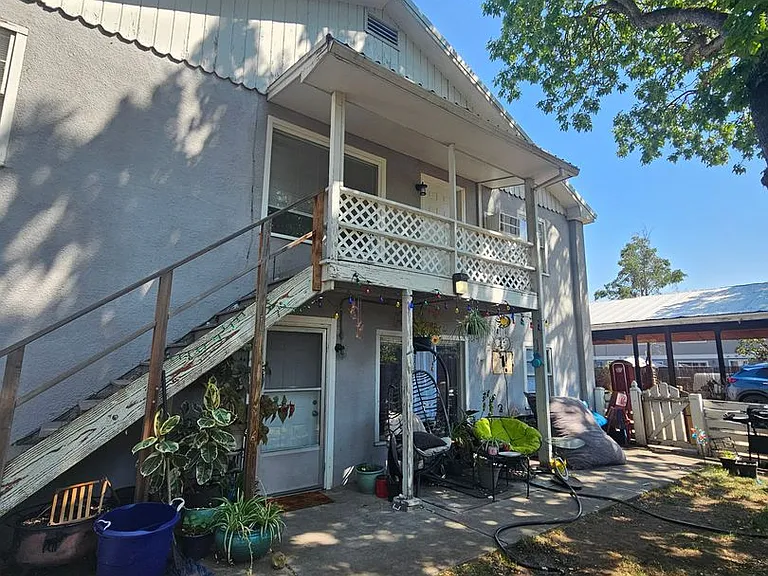 831 Niantic St — Photo 3