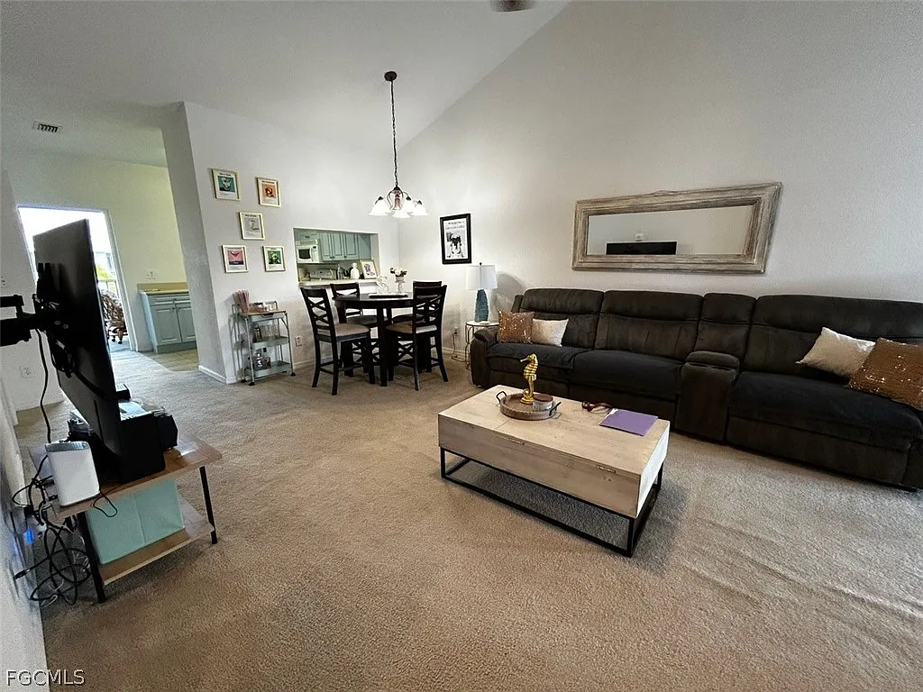 3 bed, 2.0 bath, 1118 sqft, $1,700 — Photo 4