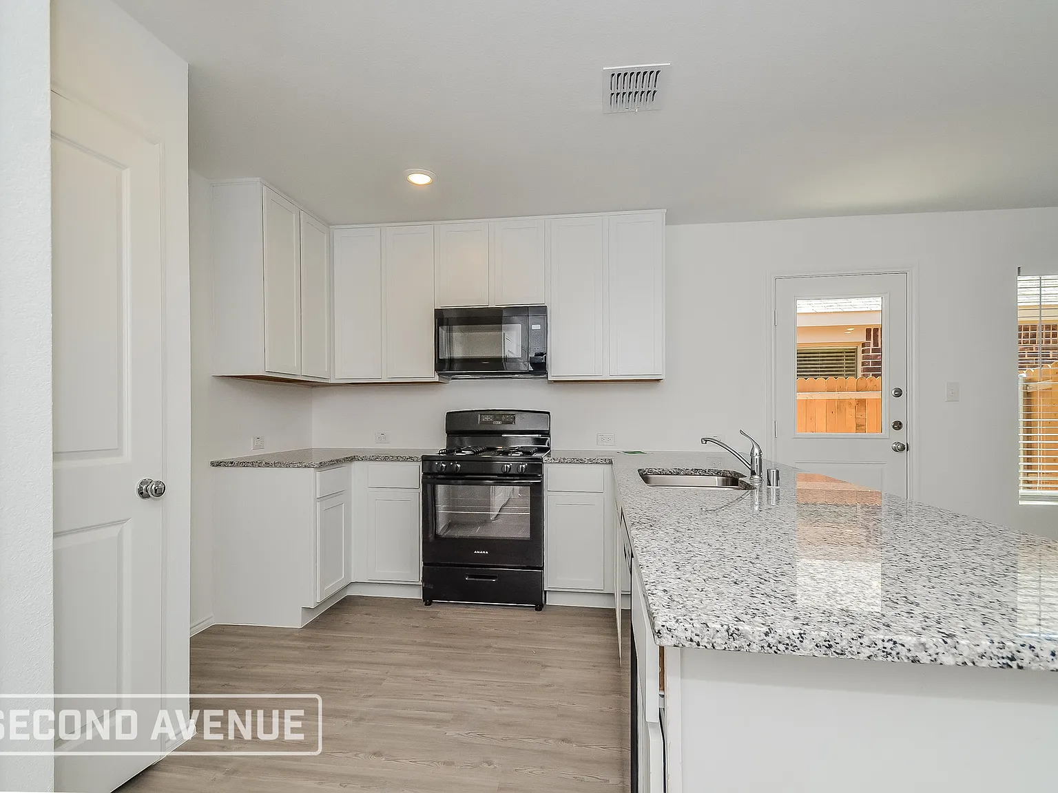 3 bed, 2.0 bath, 1316 sqft, $2,599 — Photo 3
