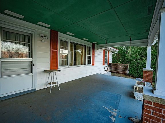 4th image of 213 Warren Ave