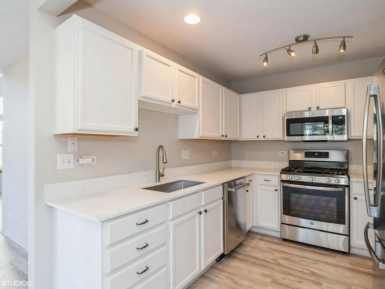 3 bed, 2.5 bath, 1649 sqft, $2,500 — Photo 1