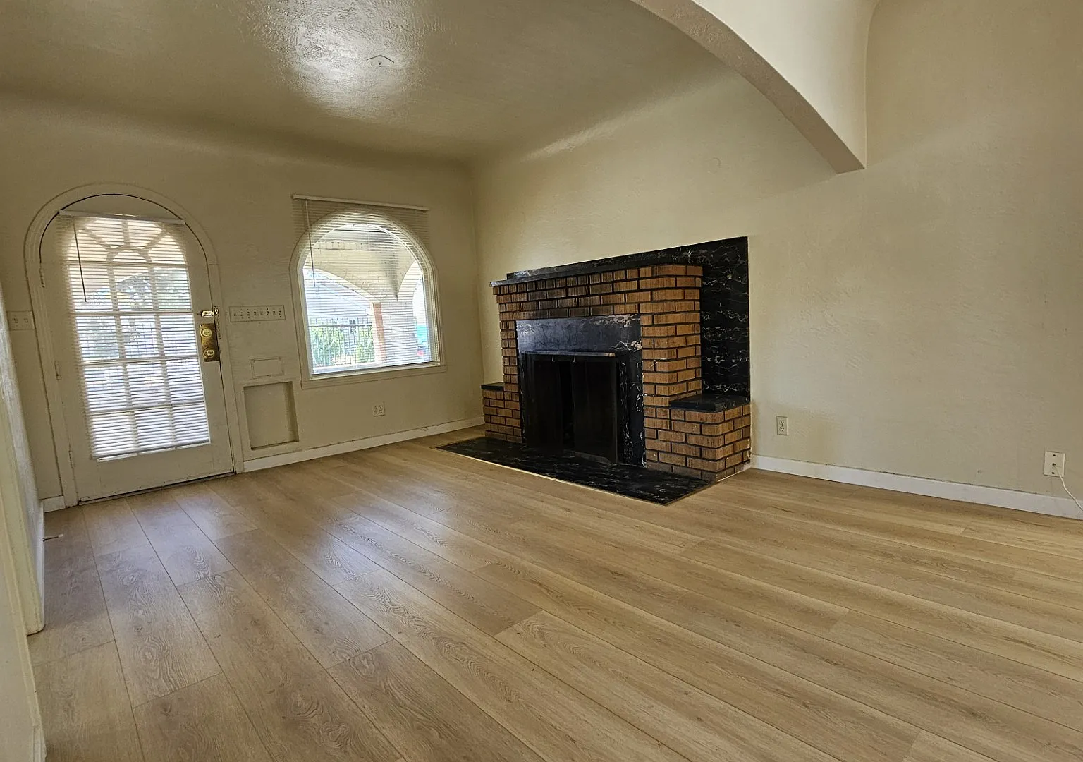 Charming 2 bed/1 bath home — Photo 1