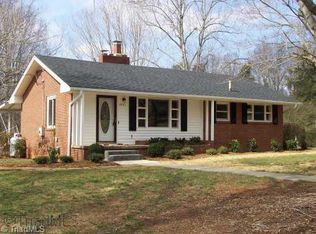 7021 Skylark Dr, Pfafftown, NC 27040