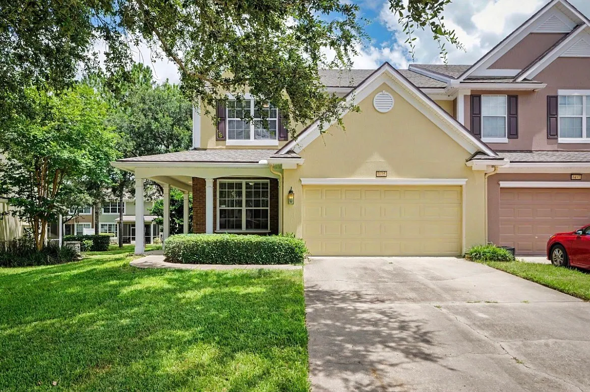 3 bed, 2.5 bath, 2067 sqft, $2,400 — Photo 1