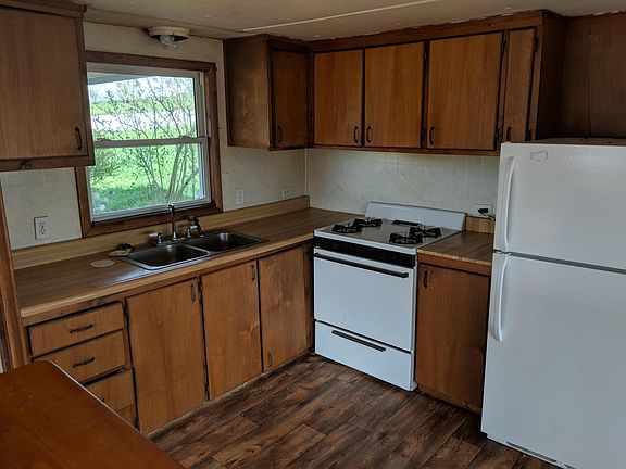 Kitchen, with refrigerator and gas stove