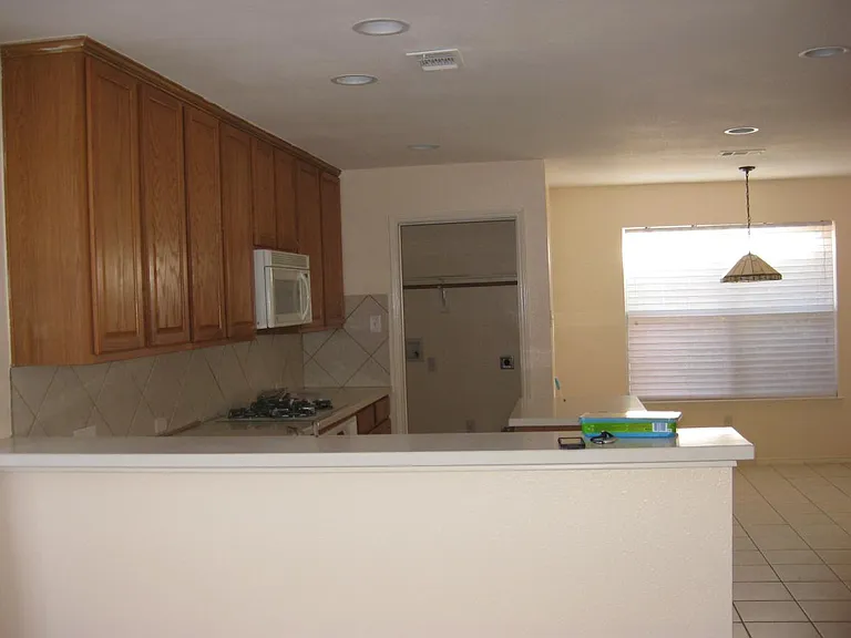 1086 London Dr — Photo 9