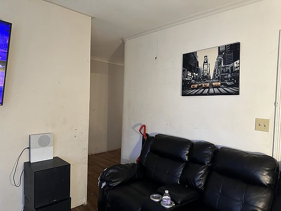 5th image of 212 Carlton Ter