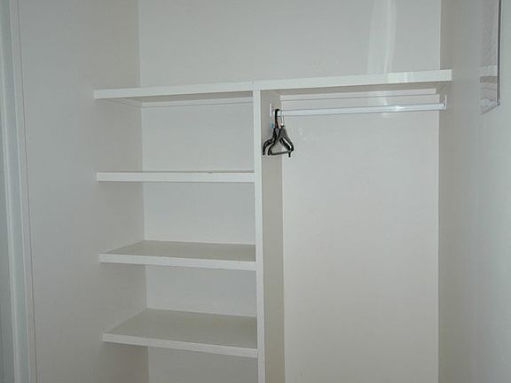 5th image of 166 Roseland Vlg NW