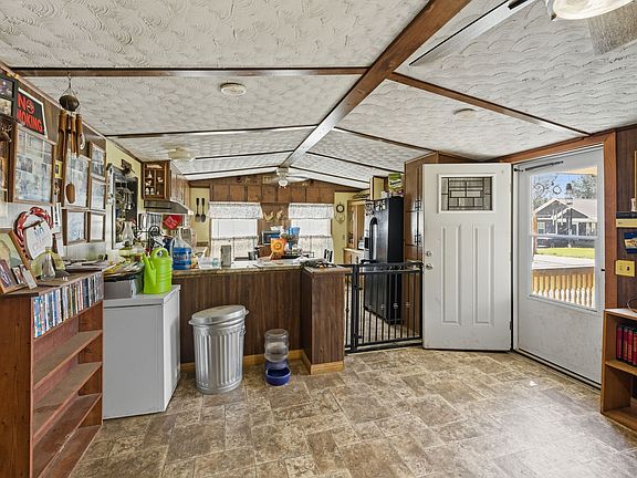 4th image of 207 Center St