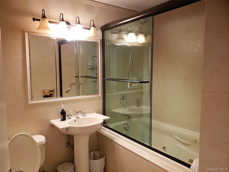 100 W Broadway #6W — Photo 29