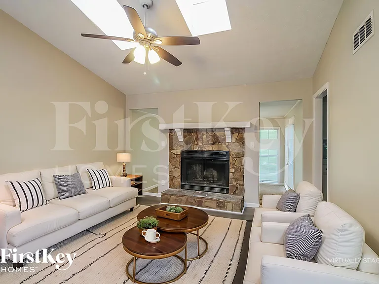 732 Harness Ct — Photo 3