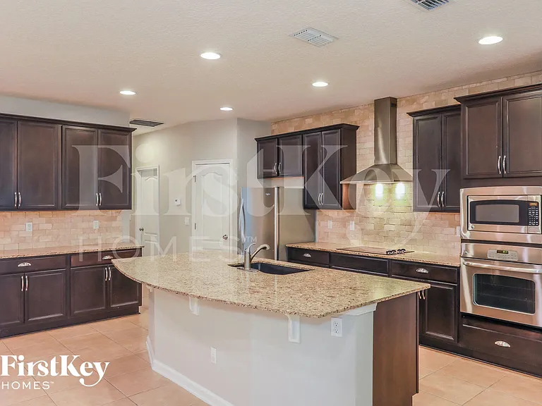 166 Queen Victoria Ave — Photo 6