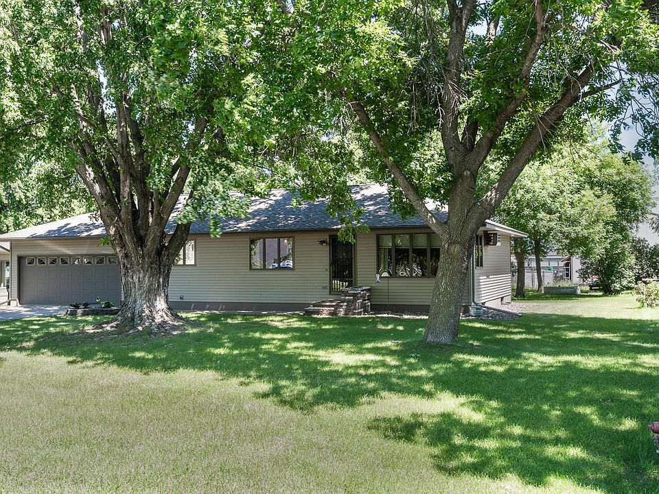 1st image of 820 Country Club Dr SW