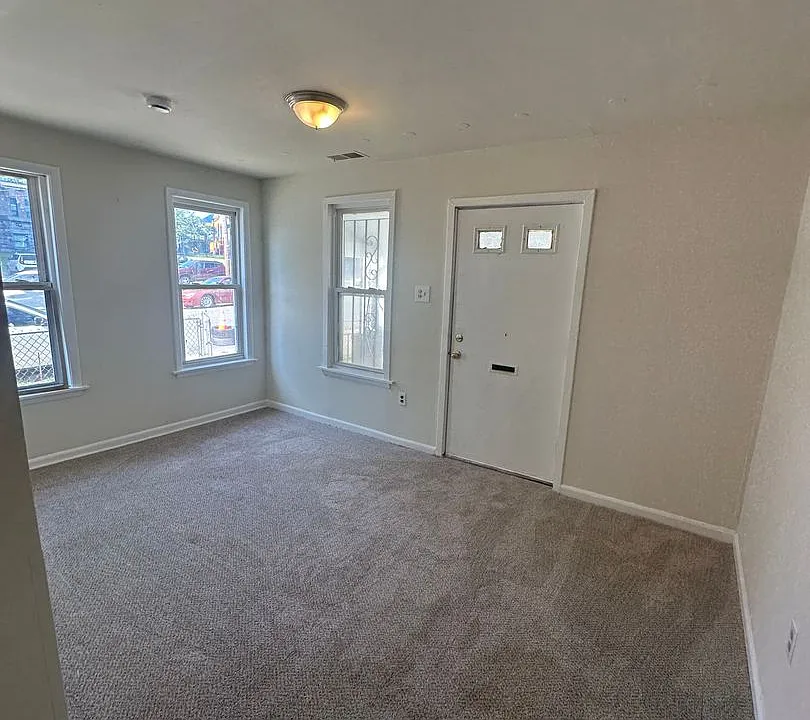 336 W 8th St