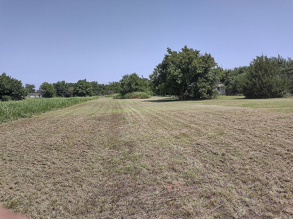 2nd image of 831 Hickory Ln