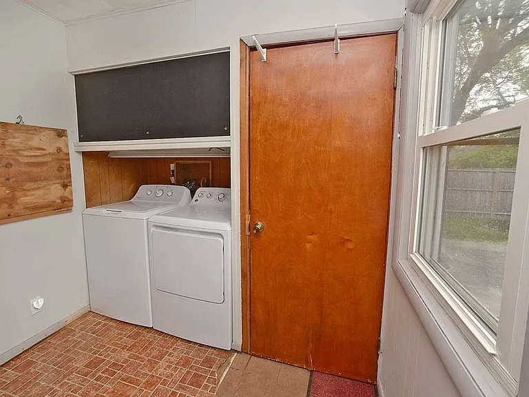 1105 W Lafayette St — Photo 8