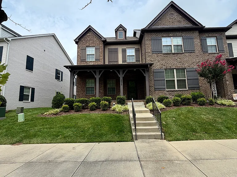 235 Claremont Ct — Photo 2