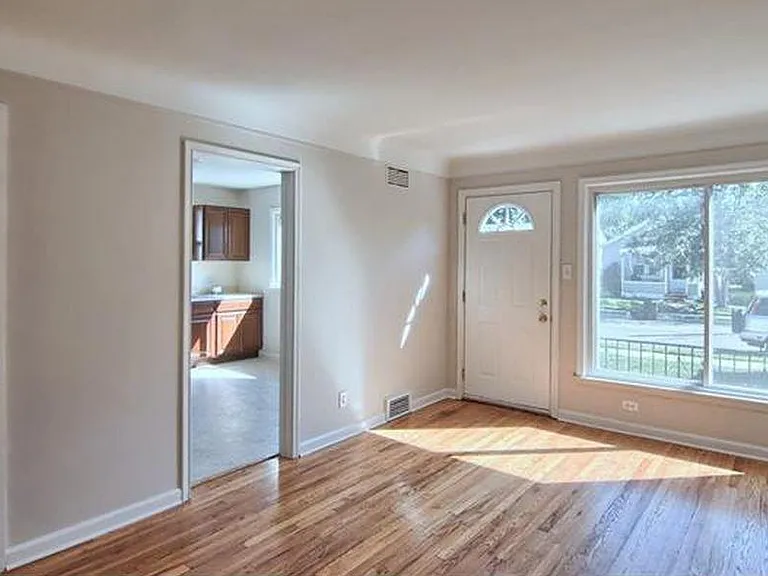 555 E Breckenridge St — Photo 3