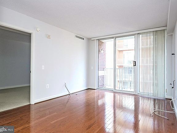 5th image of 880 N Pollard St APT 706