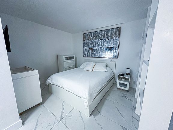 5th image of 1000 West Ave APT 404