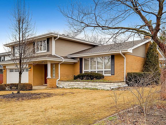3rd image of 615 Huntington Ln