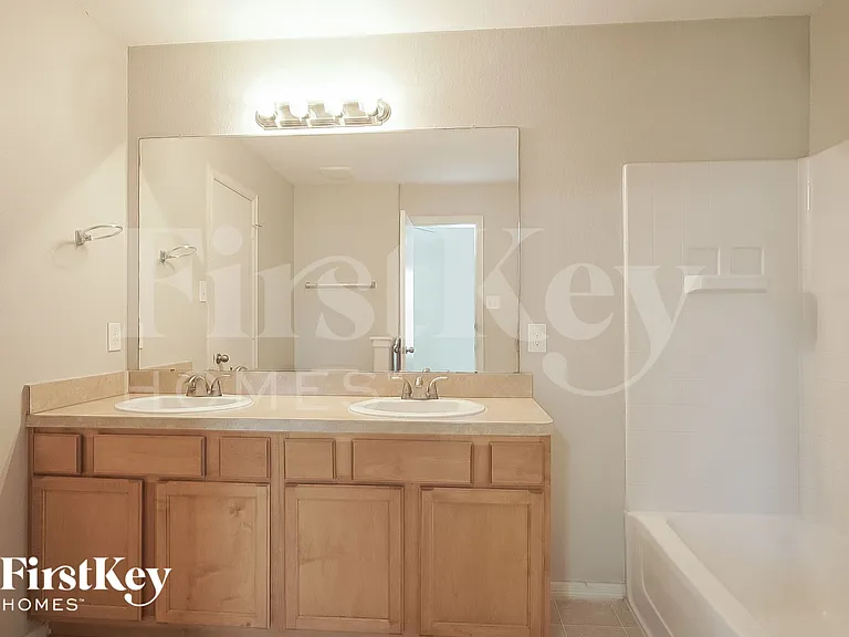 106 W Red Oak Ln — Photo 9