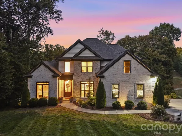 647 Victoria Ln, Hickory, NC 28601