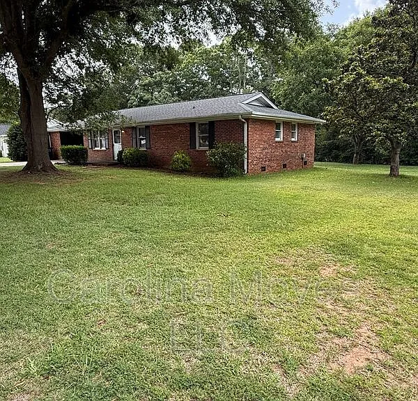 107 Bismark Dr — Photo 2