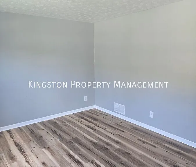 122 Bradford Dr — Photo 3