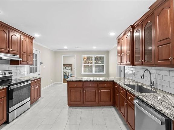 4th image of 227 Rollingwood Cir NW