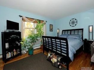 87 Cardinal Ln, Islip, NY 11751