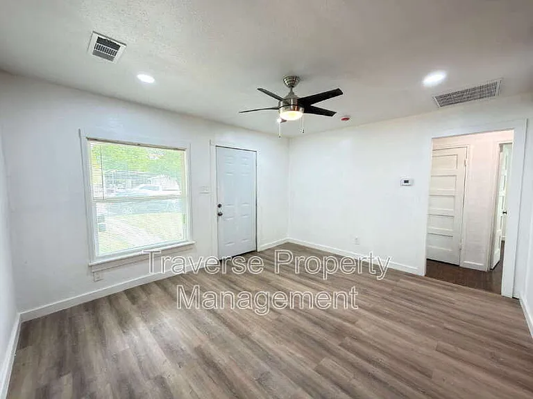 1804 Andrew Ave — Photo 6