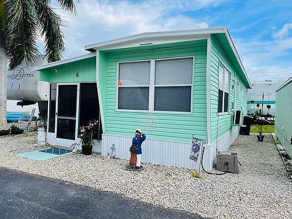 2nd image of 2581 Oleander St #4