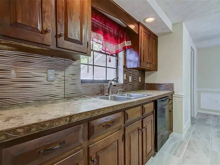 10406 Reclinata Ln — Photo 9