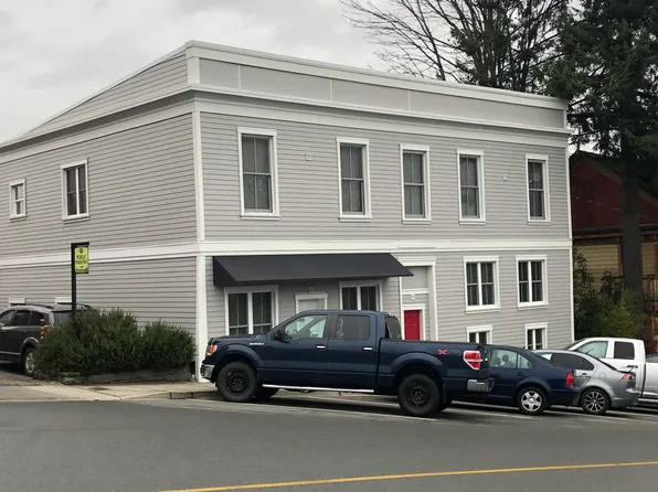 20 Gatacre St #2, Ladysmith, BC V9G 1B8