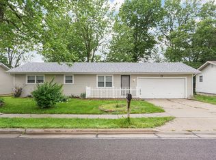 1215 N Hillcrest Ave, Springfield, MO 65802