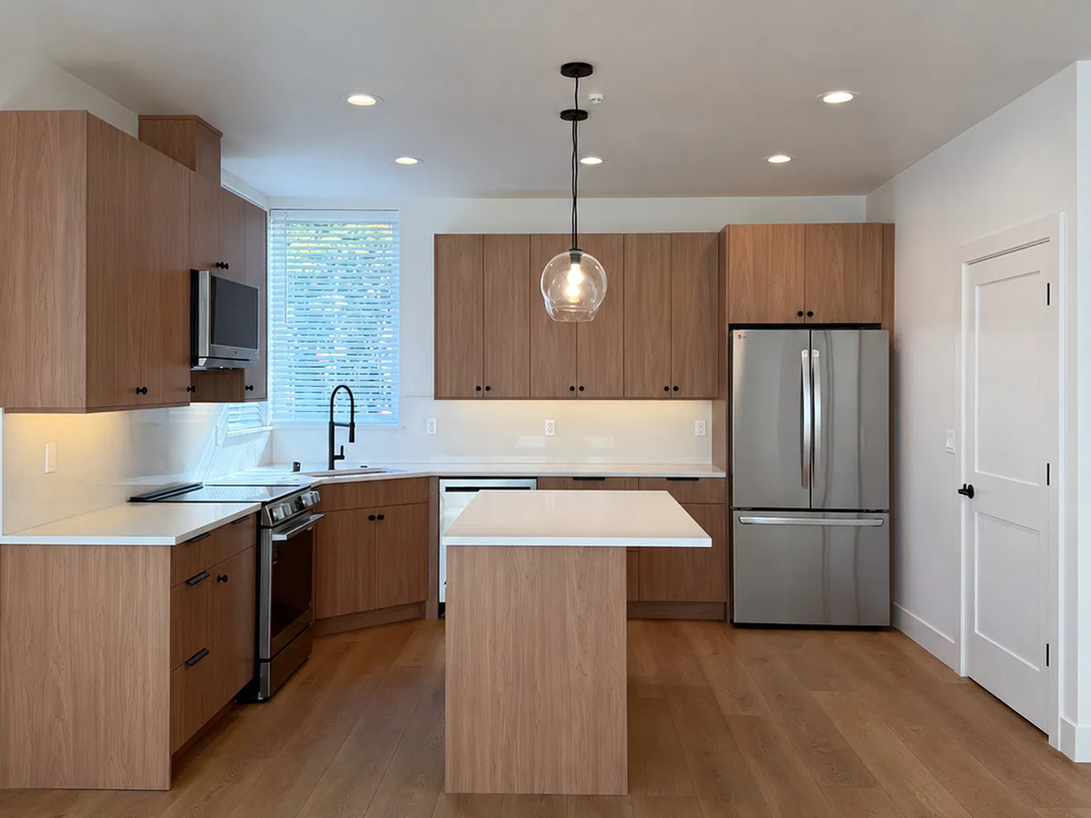 3 bed, 2.5 bath, 1673 sqft, $3,700 — Photo 1