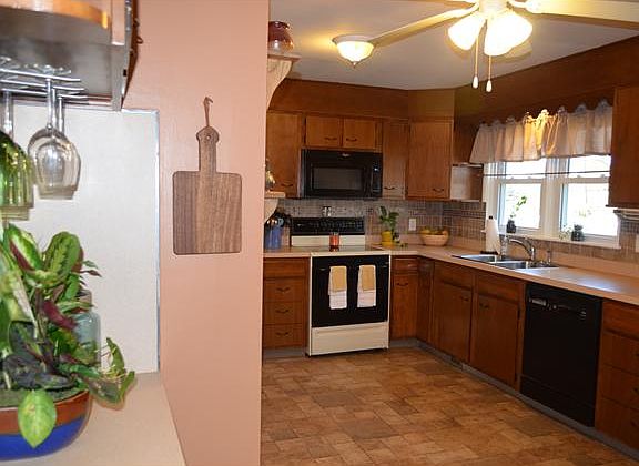 Large Open Kitchen w/solid wood cabinets